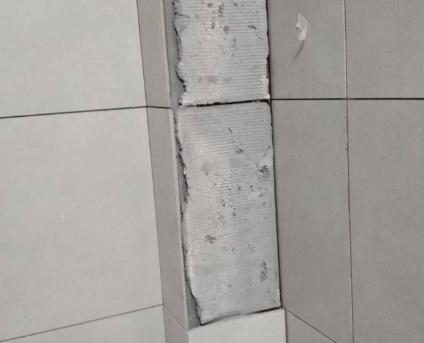 爱辉瓷砖空鼓维修公司分享下瓷砖施工前基层浇水润湿程度不足，可能导致以下问题