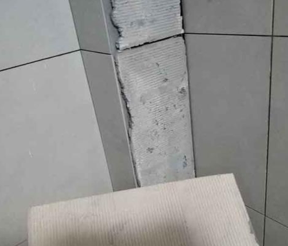 爱辉瓷砖空鼓维修公司分享下厨房瓷砖脱落的补救措施。